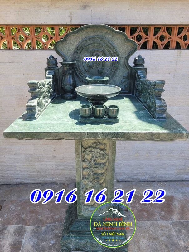 Cây hương đá xanh rêu thờ thần linh bằng đá xanh rêu ở Lai Châu