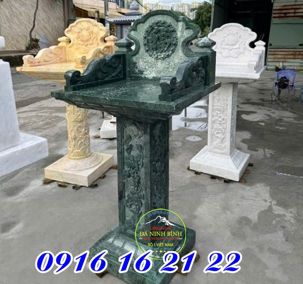 Cây hương thờ ngoài trời không mái bằng đá xanh rêu tại Lào Cai