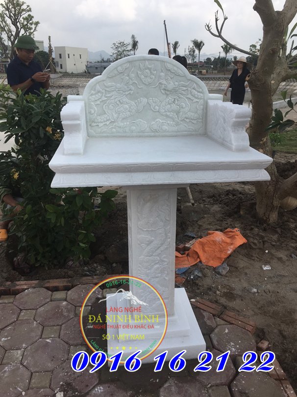 Cây hương thờ thần linh thổ địa thần rừng không mái bằng đá trắng ở Hà Giang