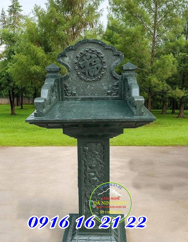 Cây hương thờ thần linh thổ địa thần rừng không mái bằng đá xanh rêu ở Hà Giang