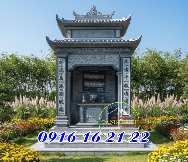 Mẫu cây hương thờ thần linh thổ địa thần rừng bằng đá xanh rêu có mái ở Hà Giang