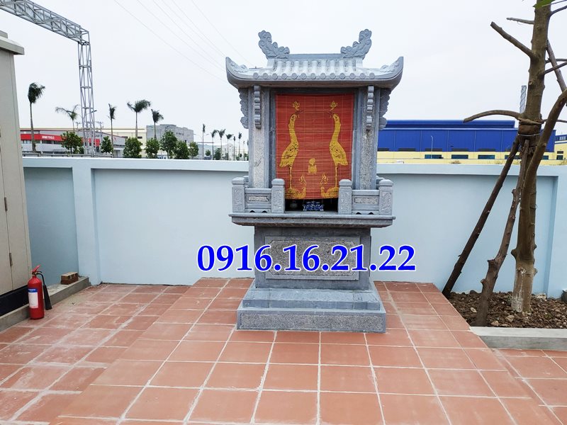 Miếu thần linh đá ngoài trời tại công ty