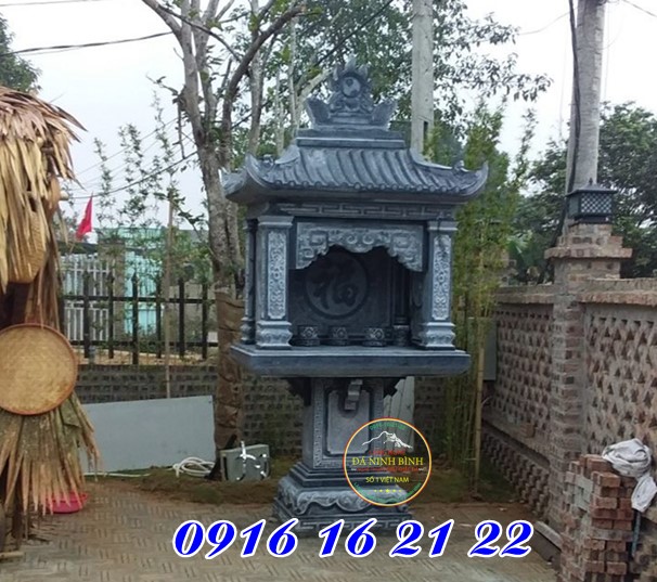 Cây hương đá thờ Thần Sông Thần Biển có mái tại Bình Định