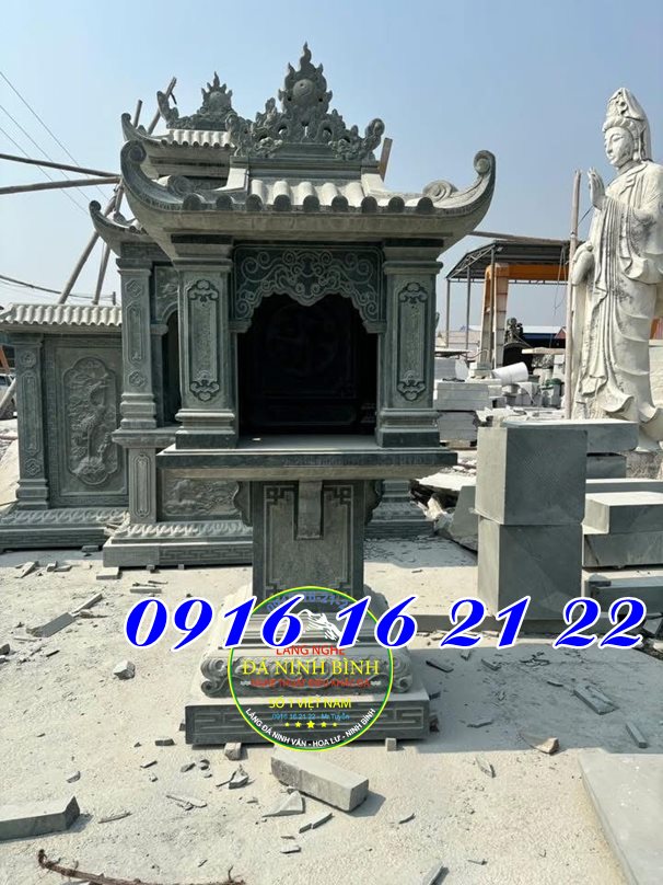 Cây hương miếu đá thờ Thần Sông Thần Biển tại Bình Định