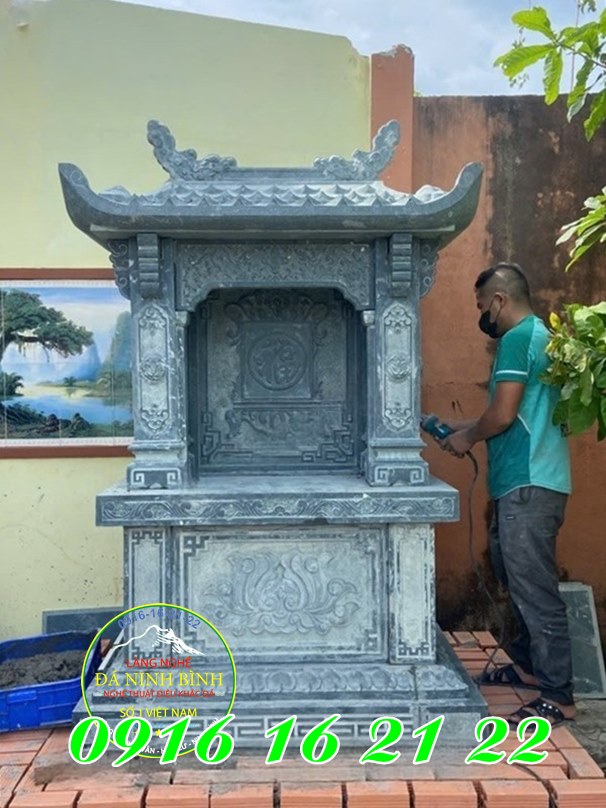 Cây hương miếu thờ Thần Sông Thần Biển có mái tại Bình Định