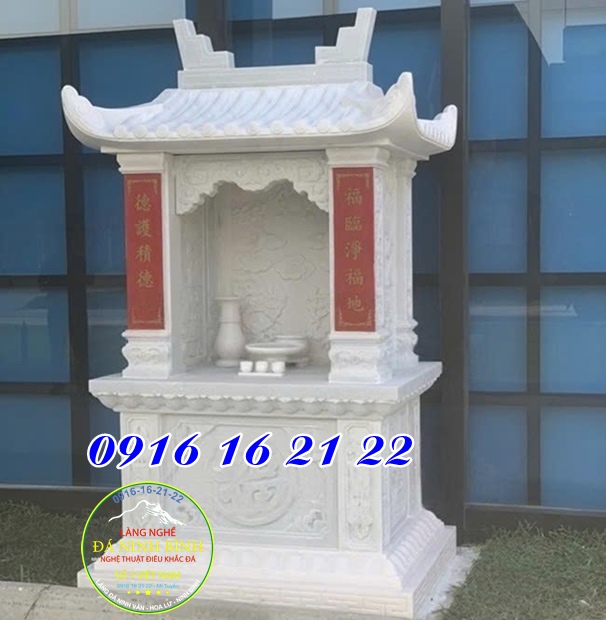 Mẫu miếu thờ Thần Sông Thần Biển bằng đá