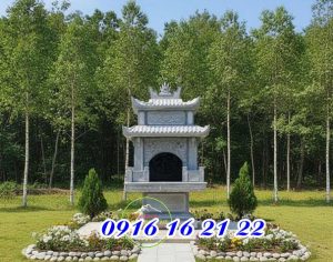 Miếu đá thờ thành hoàng thổ thần có cột chống và lan can bao quanh